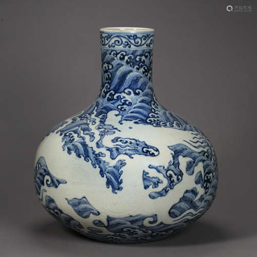 MING DYNASTY, CHINESE BLUE AND WHITE BOTTLE WITH DRAGON PATTERN