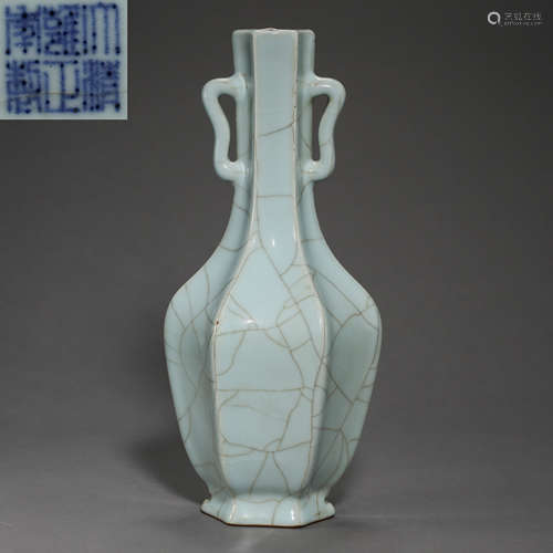 QING DYNASTY, GUAN TYPE GLAZED OCTAGONAL LONG-NECKED BOTTLE WITH TWO HANDLES, WITH MARK