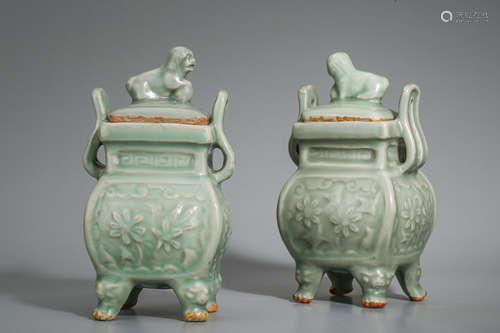 YUAN DYNASTY, A PAIR OF LONGQUAN KLIN SQUARE FURNACES