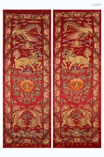 A PAIR OF CHINESE QING DYNASTY EMBROIDERY HANGING PANEL