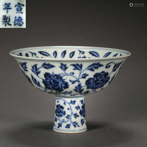 MING DYNASTY, CHINESE BLUE AND WHITE PORCELAIN STEM CUP WITH FLOWER PATTERN