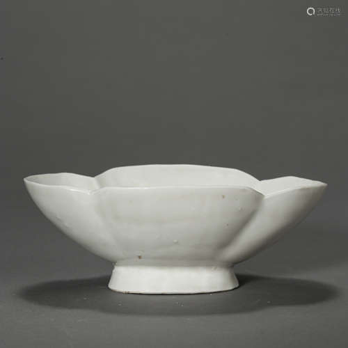 NORTHERN SONG DYNASTY, DING KILN WHITE GLAZED PLATE, FLOWER SHAPED