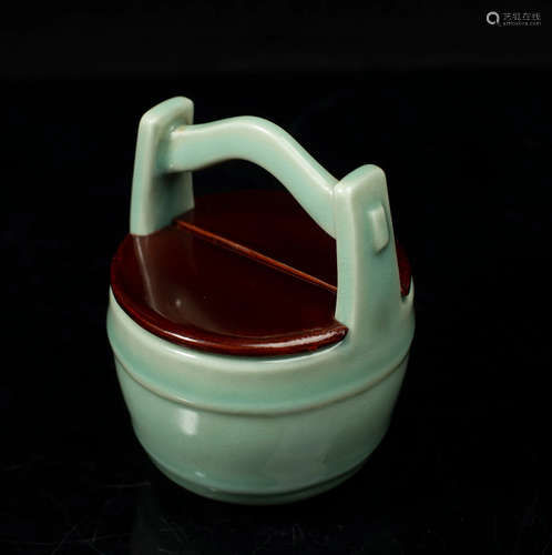 QING DYNASTY, LONGQUAN KILN PORCELAIN BUCKET