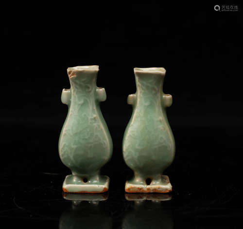 YUAN DYNASTY, A PAIR OF LONGQUAN KILN CELADON PORCELAIN BOTTLES