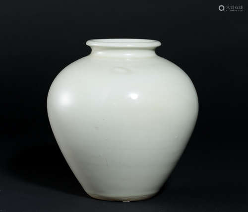 TANG DYNASTY， XING KILN WHITE GLAZED POT