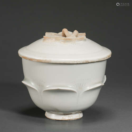 NORTHERN SONG DYNASTY，DING KILN WHITE GLAZED PORCELAIN POT WITH LID