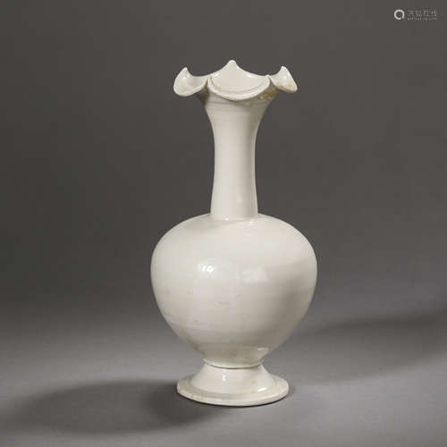 NORTHERN SONG DYNASTY, DING KILN BOTTLE, WHITE GLAZED, WITH FLOWER SHAPED MOUTH