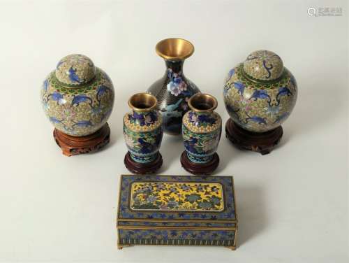 A small group of cloisonné items, including a cigarette box, 16.