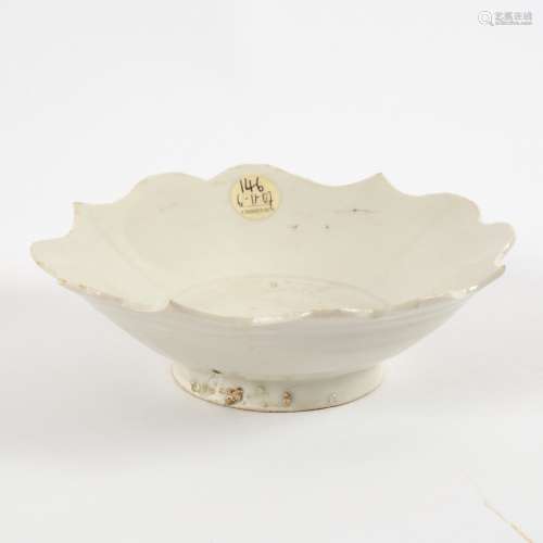 A white glazed foliate dish, Song dynasty, the rim with eight petals and four points,
