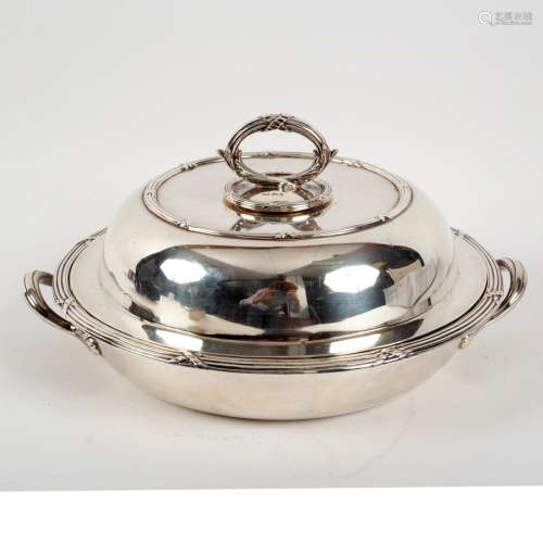 A silver circular vegetable dish and cover, Mappin & Webb, Sheffield 1919,