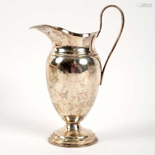 An Edwardian ovoid form silver jug, Barnard, London 1907, 15cm high,