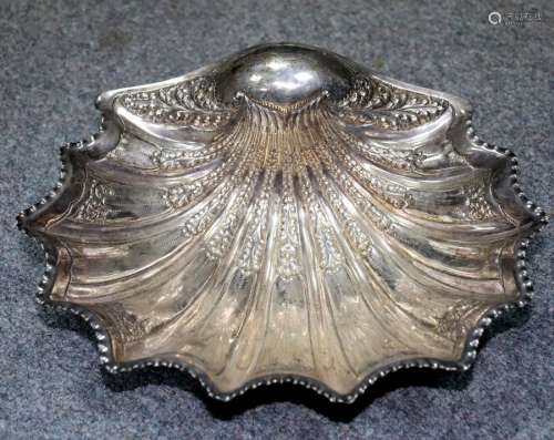 A Victorian silver shell form bowl, HA, Sheffield 1895, raised on three shell feet, 25.