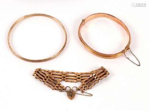 A 9ct gold gate link bracelet with heart-shaped padlock clasp and two 9ct gold bangles,