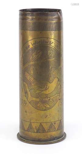 World War I trench art shell engraved souvenir of the World War in France, 1914 1919, 23cm high :