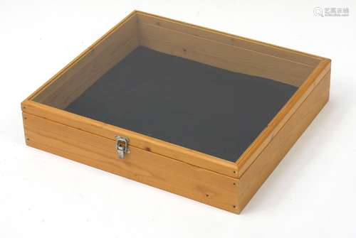 Glazed pine dealer's display case, 12.5cm H x 56cm W x 50cm D : For Condition Reports Please Visit