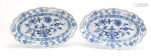 Pair of Hutschenreuther serving dishes decorated in the Blue Onion pattern, each 30.5cm wide : For