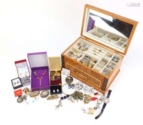 Costume jewellery arranged in a box with mirrored back and base drawer, including a pair of 9ct gold