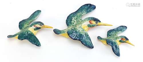 Graduated set of three Beswick kingfisher wall plaques, the largest 19.5 cm wide : For Condition