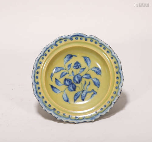 blue and white flower plate from Ming明代青花
黄地花瓣口盘