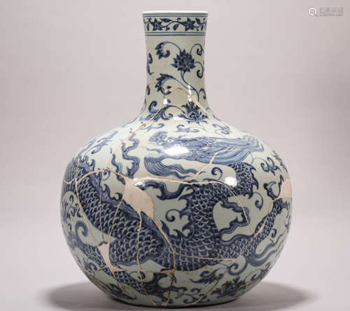 blue and white dragon figure round vase from Ming明代青花龙纹天球瓶