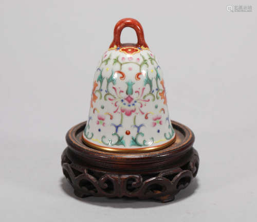 Pastel flower porcelain clock from Qing清代粉彩花瓣纹
瓷钟