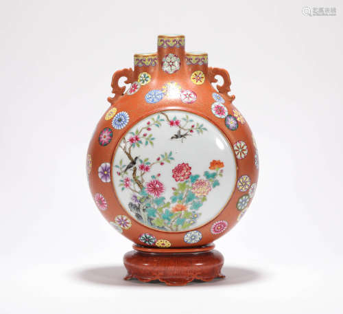 flower and bird pastel shape vase from Qing清代粉彩
开光花鸟抱月瓶