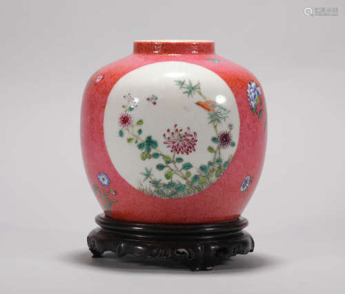 colored pastel flower vase from Qing清代粉彩
开光花卉罐