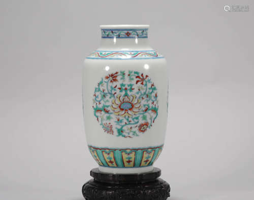 colored paint vase from Qing清代斗彩
开光瓶