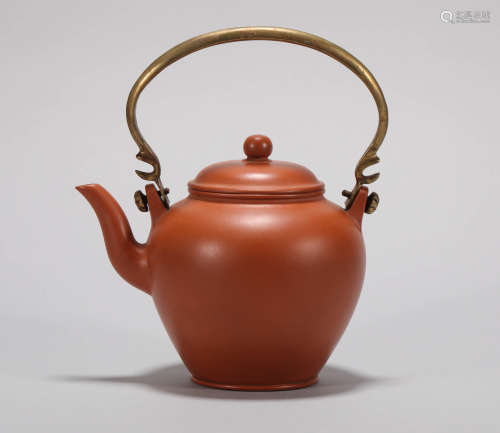 Clay teapot of the Qing Dynasty清代紫砂提梁壶