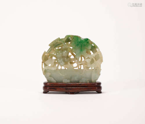 Qing Dynasty Old Jade Mantis Grape Decoration清代老翡翠螳螂葡萄摆件