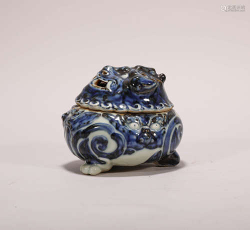 Blue and white animal-shaped incense burner in the Ming Dynasty明代青花兽形香熏炉