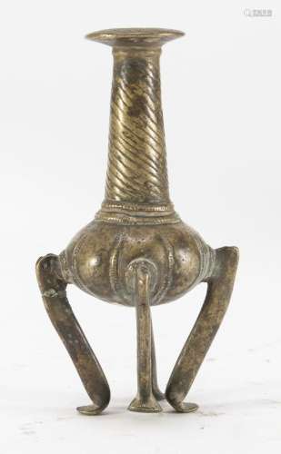 A SMALL MIDDLE EASTERN BRONZE VASE. 19TH CENTURY.