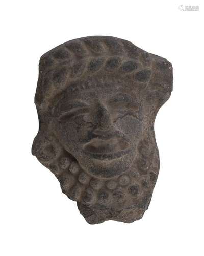 A SMALL INDIAN SCHISTO HEAD SCULTURE. 16TH CENTURY.