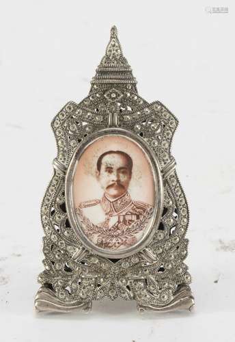 AN HINDI SILVER PHOTO HOLDER. EARLY 20TH CENTURY.