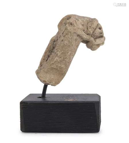 A SMALL EARTERNWARE SCULTURE OF HORSE HEAD CONTINENTAL ASIA 13TH-16TH CENTURY.