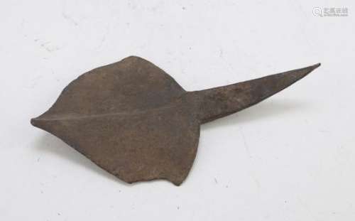 A BURUNDI IRON HOE EARLY 20TH CENTURY.