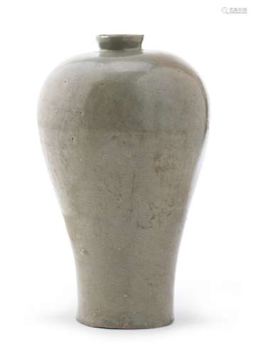 A CHINESE CELADON PORCELAIN VASE. 19TH CENTURY.