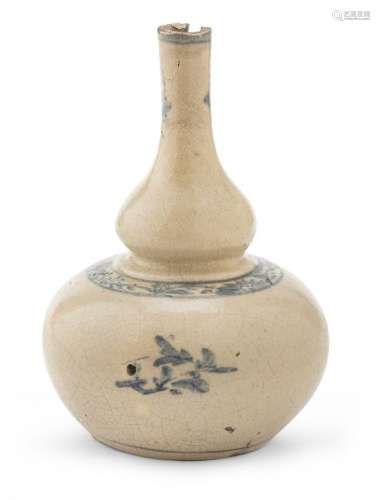 A JAPANESE WHITE AND BLUE PORCELAIN VASE. SECOND HALF 20TH CENTURY.