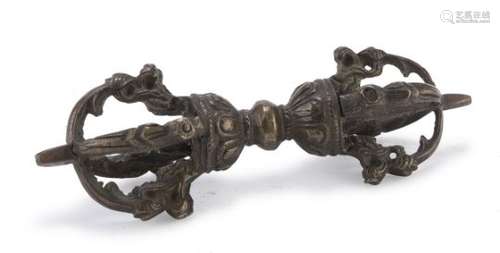 A TIBETAN BRONZE VAJRA 20TH CENTURY.