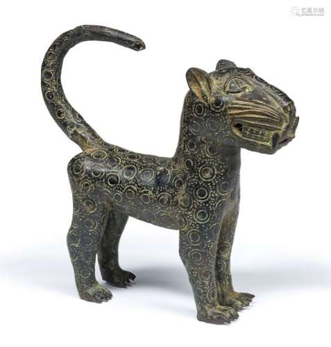 A NIGERIAN BRONZE LEOPARD SCULPTURE. BENIN, 20TH CENTURY.