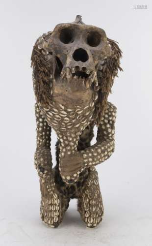 A CAMERUN ZOOMORPHOUS FETISH IN BIOLOGICAL MATERIAL. BAMILEKE CULTURE EARLY 20TH CENTURY.