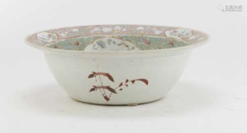 A CHINESE PORCELAIN BASIN. 19TH CENTURY.