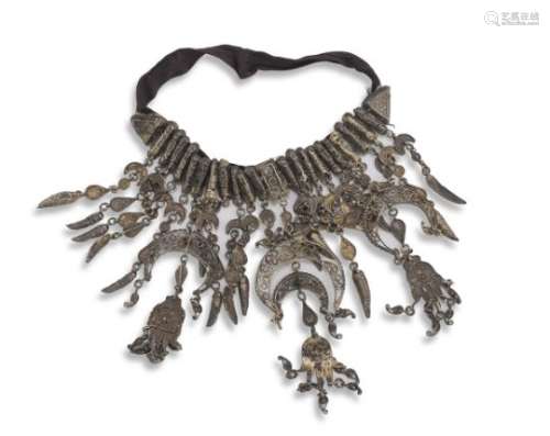 A NORTH AFRICAN PROBABLY TUNESIAN SILVER NECKLACE 20TH CENTURY.