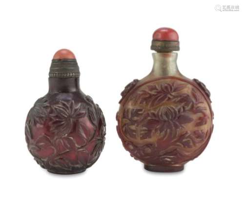 A SET OF TWO LARGE GLASS SNUFF BOTTLES. 20TH CENTURY.
