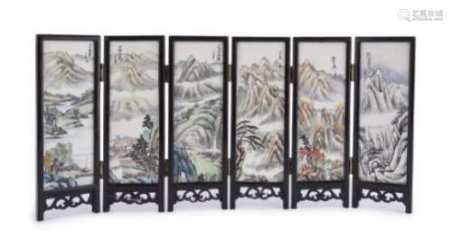 A CHINESE PORCELAINE TABLE SCREEN 20TH CENTURY.