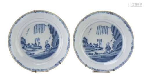 A PAIR OF CHINESE WHITE AND BLUE PORCELAIN DISHES. 20TH CENTURY