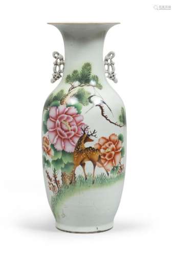 A CHINESE POLYCHROME PORCELAINE VASE. 20TH CENTURY. GOOD CONDITION.