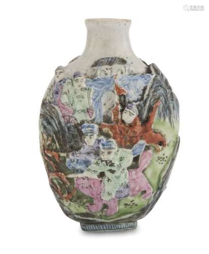 A CHINESE POLYCHROME ENAMELED PORCELAIN SNUFF BOTTLE EARLY 20TH CENTURY.