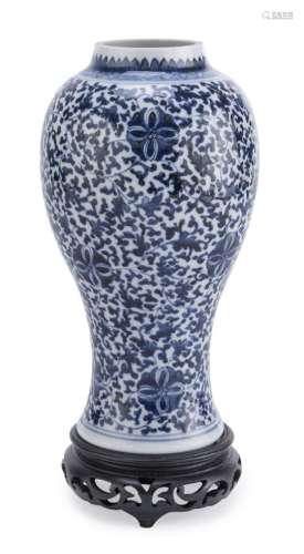 A CHINESE WHITE AND BLUE PORCELAIN VASE EARLY 20TH CENTURY