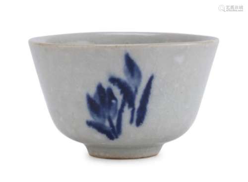 A CHINESE WHITE AND BLUE PORCELAIN CUP 20TH CENTURY.